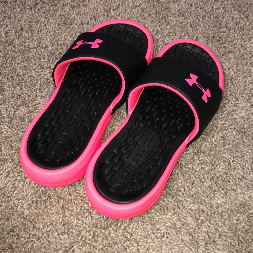 Girls under armor slip ons❤️❤️